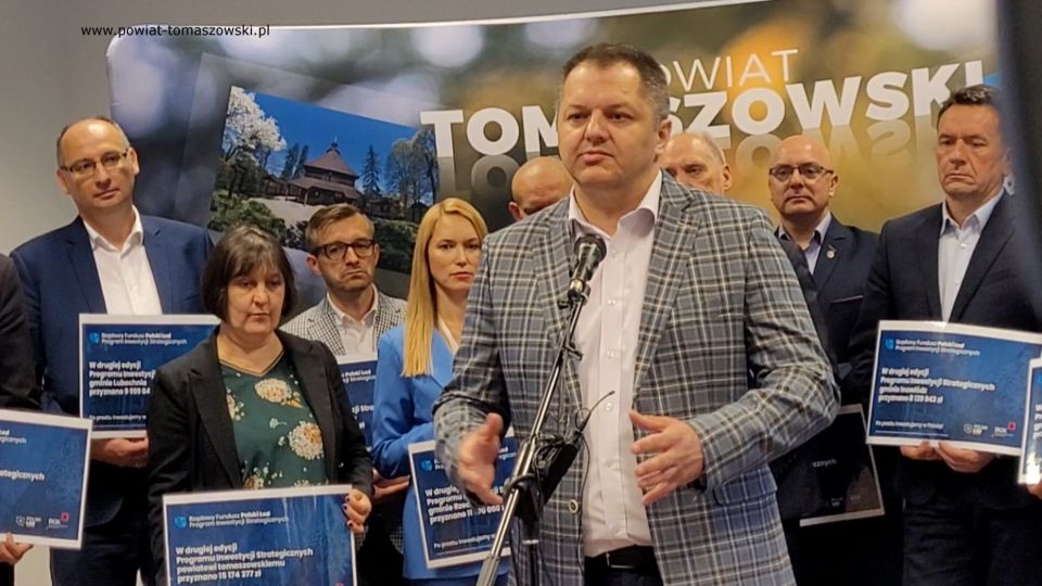  Na zdjęciu: uczestnicy konferencji prasowej w sprawie dofinansowania w ramach programu Polski Ład dla Jednostek Samorządu Terytorialnego Powiatu Tomaszowskiego, która odbyła się w czwartek, 2 czerwca 2022 roku, w sali konferencyjnej w Starostwie Powiatowym w Tomaszowie Mazowieckim