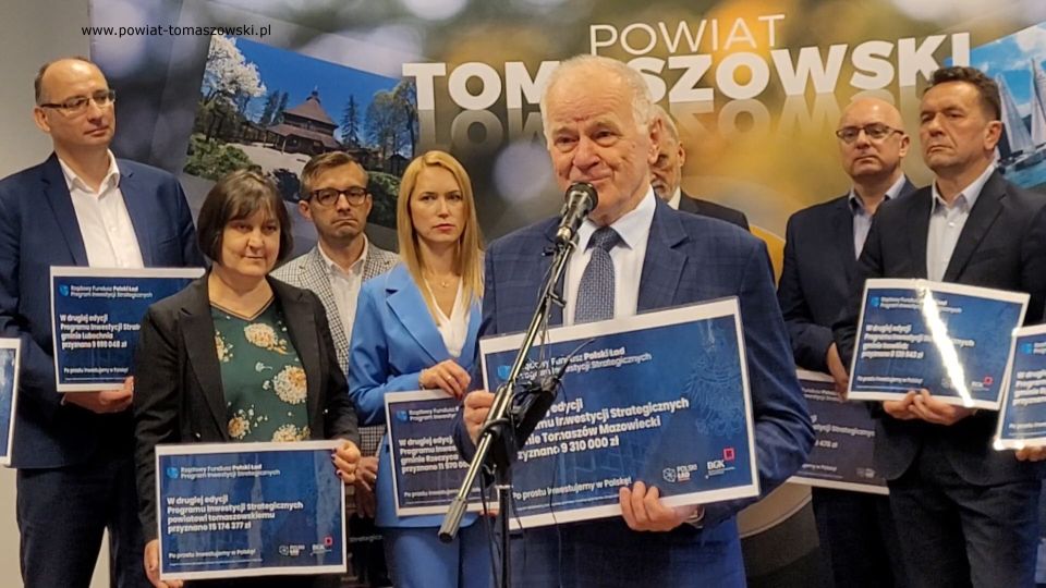  Na zdjęciu: uczestnicy konferencji prasowej w sprawie dofinansowania w ramach programu Polski Ład dla Jednostek Samorządu Terytorialnego Powiatu Tomaszowskiego, która odbyła się w czwartek, 2 czerwca 2022 roku, w sali konferencyjnej w Starostwie Powiatowym w Tomaszowie Mazowieckim