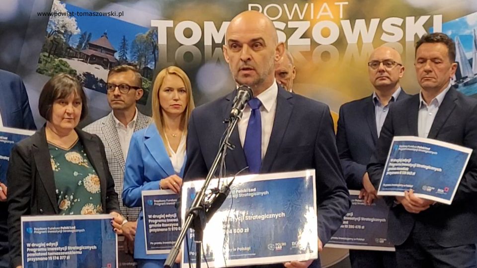  Na zdjęciu: uczestnicy konferencji prasowej w sprawie dofinansowania w ramach programu Polski Ład dla Jednostek Samorządu Terytorialnego Powiatu Tomaszowskiego, która odbyła się w czwartek, 2 czerwca 2022 roku, w sali konferencyjnej w Starostwie Powiatowym w Tomaszowie Mazowieckim