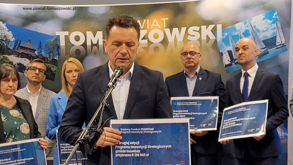  Na zdjęciu: uczestnicy konferencji prasowej w sprawie dofinansowania w ramach programu Polski Ład dla Jednostek Samorządu Terytorialnego Powiatu Tomaszowskiego, która odbyła się w czwartek, 2 czerwca 2022 roku, w sali konferencyjnej w Starostwie Powiatowym w Tomaszowie Mazowieckim