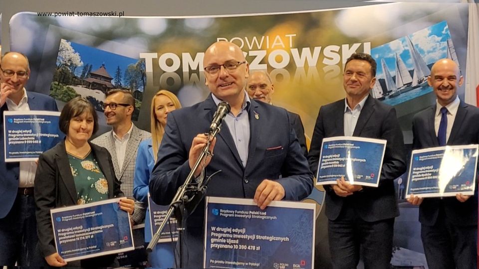  Na zdjęciu: uczestnicy konferencji prasowej w sprawie dofinansowania w ramach programu Polski Ład dla Jednostek Samorządu Terytorialnego Powiatu Tomaszowskiego, która odbyła się w czwartek, 2 czerwca 2022 roku, w sali konferencyjnej w Starostwie Powiatowym w Tomaszowie Mazowieckim