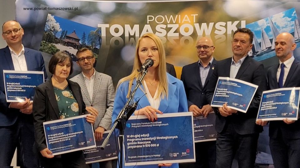  Na zdjęciu: uczestnicy konferencji prasowej w sprawie dofinansowania w ramach programu Polski Ład dla Jednostek Samorządu Terytorialnego Powiatu Tomaszowskiego, która odbyła się w czwartek, 2 czerwca 2022 roku, w sali konferencyjnej w Starostwie Powiatowym w Tomaszowie Mazowieckim