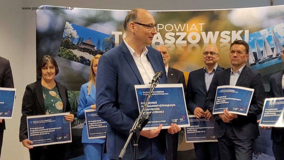  Na zdjęciu: uczestnicy konferencji prasowej w sprawie dofinansowania w ramach programu Polski Ład dla Jednostek Samorządu Terytorialnego Powiatu Tomaszowskiego, która odbyła się w czwartek, 2 czerwca 2022 roku, w sali konferencyjnej w Starostwie Powiatowym w Tomaszowie Mazowieckim