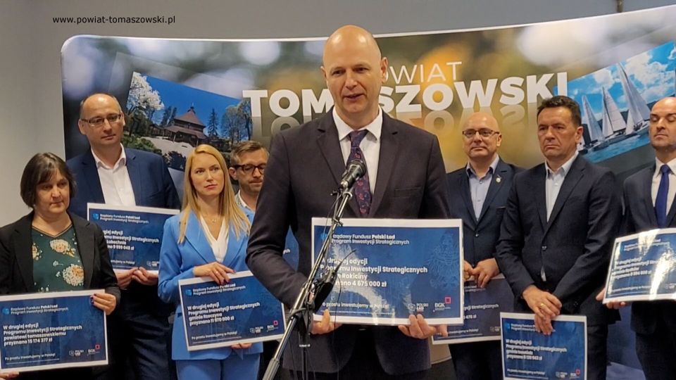 Na zdjęciu: uczestnicy konferencji prasowej w sprawie dofinansowania w ramach programu Polski Ład dla Jednostek Samorządu Terytorialnego Powiatu Tomaszowskiego, która odbyła się w czwartek, 2 czerwca 2022 roku, w sali konferencyjnej w Starostwie Powiatowym w Tomaszowie Mazowieckim