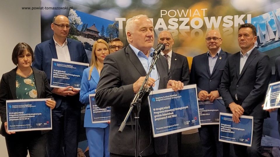  Na zdjęciu: uczestnicy konferencji prasowej w sprawie dofinansowania w ramach programu Polski Ład dla Jednostek Samorządu Terytorialnego Powiatu Tomaszowskiego, która odbyła się w czwartek, 2 czerwca 2022 roku, w sali konferencyjnej w Starostwie Powiatowym w Tomaszowie Mazowieckim