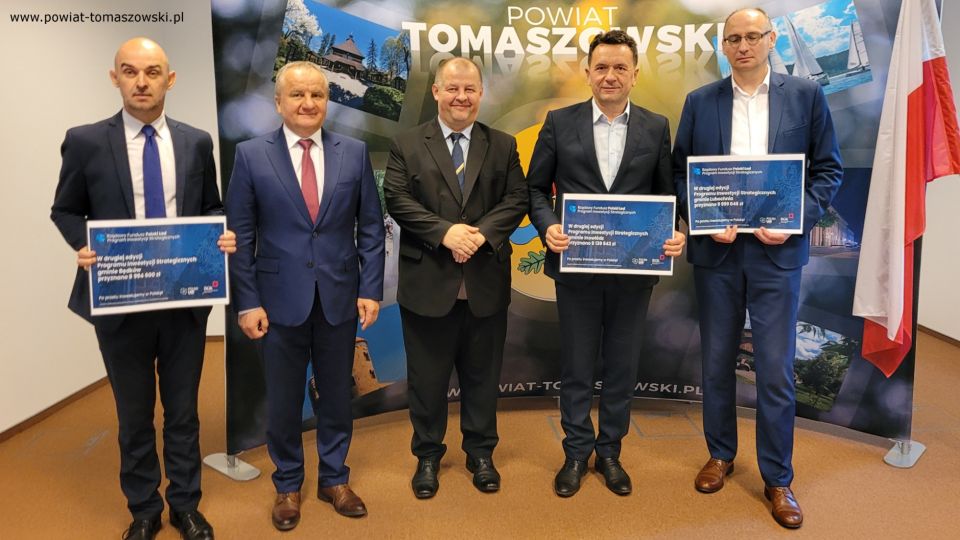  Na zdjęciu: uczestnicy konferencji prasowej w sprawie dofinansowania w ramach programu Polski Ład dla Jednostek Samorządu Terytorialnego Powiatu Tomaszowskiego, która odbyła się w czwartek, 2 czerwca 2022 roku, w sali konferencyjnej w Starostwie Powiatowym w Tomaszowie Mazowieckim