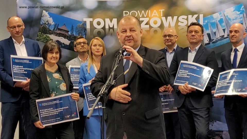  Na zdjęciu: uczestnicy konferencji prasowej w sprawie dofinansowania w ramach programu Polski Ład dla Jednostek Samorządu Terytorialnego Powiatu Tomaszowskiego, która odbyła się w czwartek, 2 czerwca 2022 roku, w sali konferencyjnej w Starostwie Powiatowym w Tomaszowie Mazowieckim