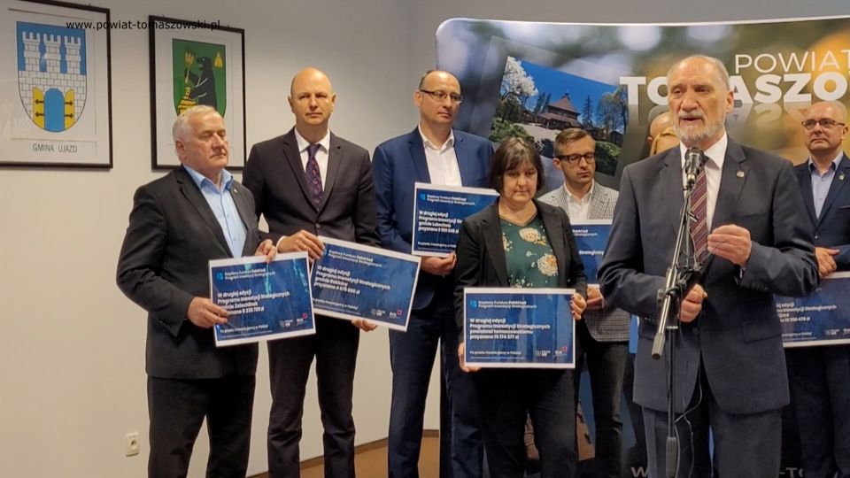  Na zdjęciu: uczestnicy konferencji prasowej w sprawie dofinansowania w ramach programu Polski Ład dla Jednostek Samorządu Terytorialnego Powiatu Tomaszowskiego, która odbyła się w czwartek, 2 czerwca 2022 roku, w sali konferencyjnej w Starostwie Powiatowym w Tomaszowie Mazowieckim