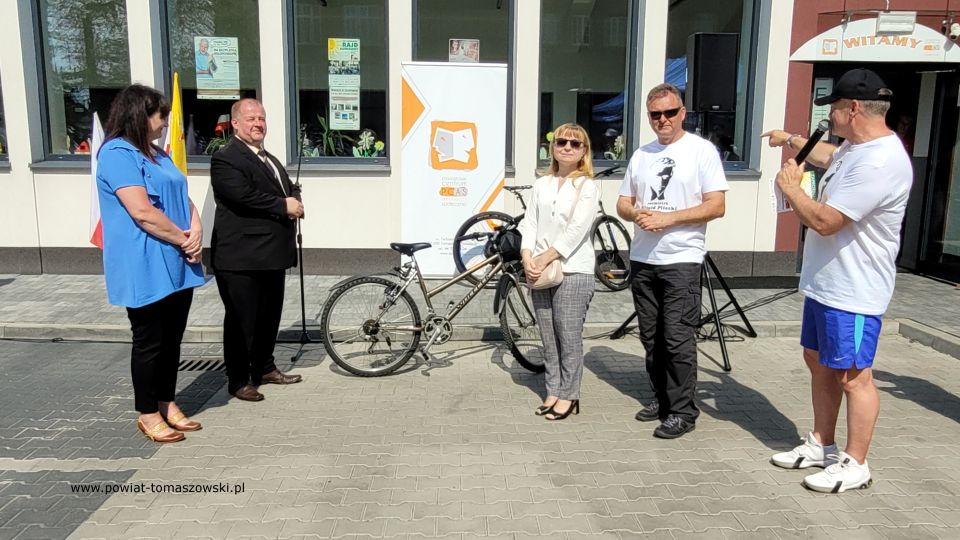 Na zdjęciu: uczestnicy VIII  Rodzinnego Rajdu Rowerowego im. rotmistrza Witolda Pileckiego, który odbył się w niedzielę, 12 czerwca 2022 roku