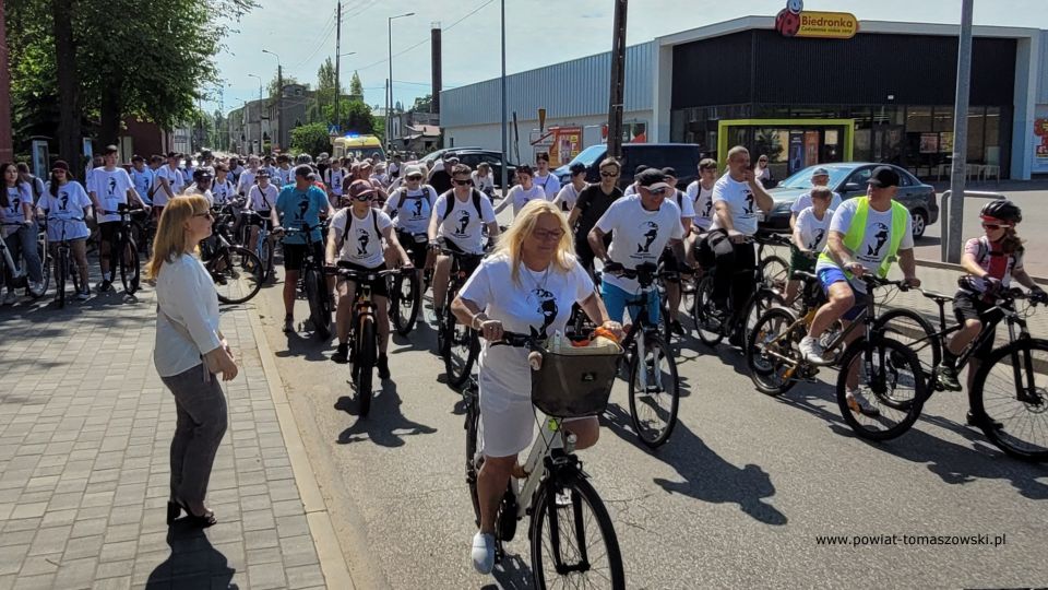 Na zdjęciu: uczestnicy VIII  Rodzinnego Rajdu Rowerowego im. rotmistrza Witolda Pileckiego, który odbył się w niedzielę, 12 czerwca 2022 roku