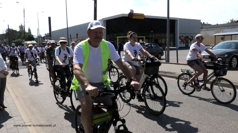 Na zdjęciu: uczestnicy VIII  Rodzinnego Rajdu Rowerowego im. rotmistrza Witolda Pileckiego, który odbył się w niedzielę, 12 czerwca 2022 roku