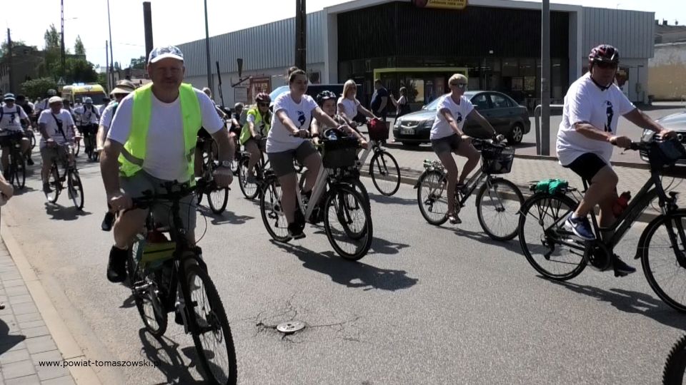 Na zdjęciu: uczestnicy VIII  Rodzinnego Rajdu Rowerowego im. rotmistrza Witolda Pileckiego, który odbył się w niedzielę, 12 czerwca 2022 roku