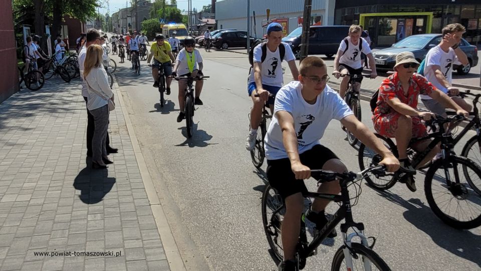 Na zdjęciu: uczestnicy VIII  Rodzinnego Rajdu Rowerowego im. rotmistrza Witolda Pileckiego, który odbył się w niedzielę, 12 czerwca 2022 roku