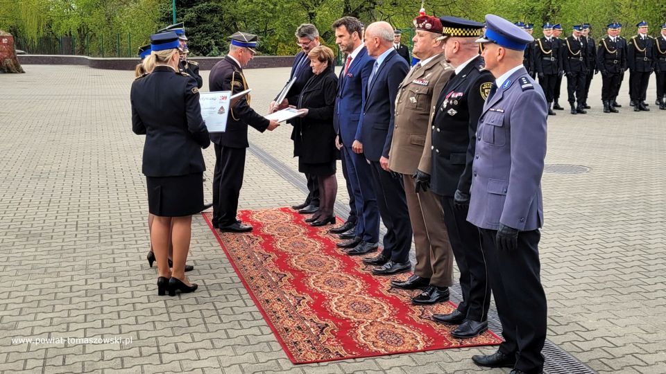 Na zdjęciu: uczestnicy uroczystości z okazji Międzynarodowego Dnia Strażaka, która odbyła się w Komendzie Powiatowej Państwowej Straży Pożarnej w Tomaszowie Mazowieckim 4 maja 2022 roku