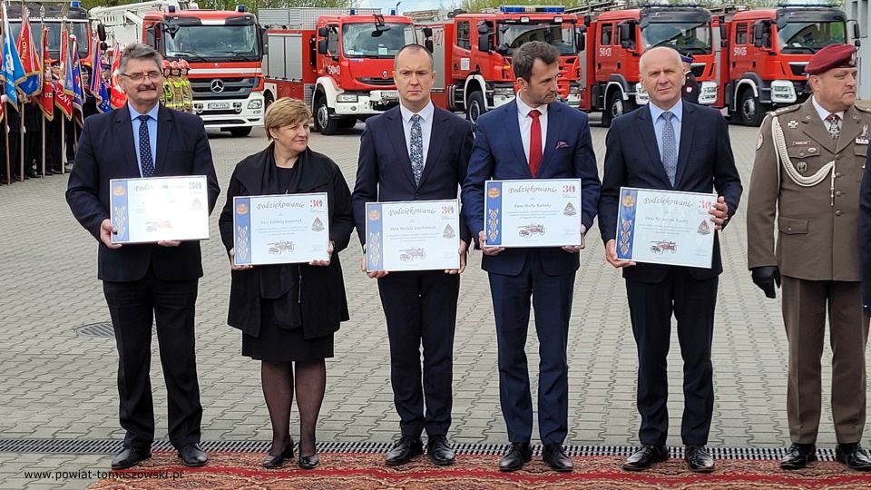Na zdjęciu: uczestnicy uroczystości z okazji Międzynarodowego Dnia Strażaka, która odbyła się w Komendzie Powiatowej Państwowej Straży Pożarnej w Tomaszowie Mazowieckim 4 maja 2022 roku