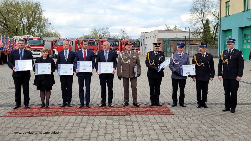 Na zdjęciu: uczestnicy uroczystości z okazji Międzynarodowego Dnia Strażaka, która odbyła się w Komendzie Powiatowej Państwowej Straży Pożarnej w Tomaszowie Mazowieckim 4 maja 2022 roku