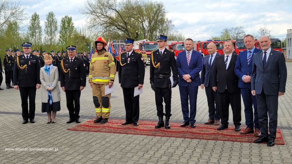 Na zdjęciu: uczestnicy uroczystości z okazji Międzynarodowego Dnia Strażaka, która odbyła się w Komendzie Powiatowej Państwowej Straży Pożarnej w Tomaszowie Mazowieckim 4 maja 2022 roku