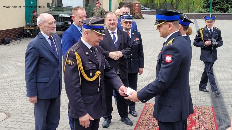Na zdjęciu: uczestnicy uroczystości z okazji Międzynarodowego Dnia Strażaka, która odbyła się w Komendzie Powiatowej Państwowej Straży Pożarnej w Tomaszowie Mazowieckim 4 maja 2022 roku