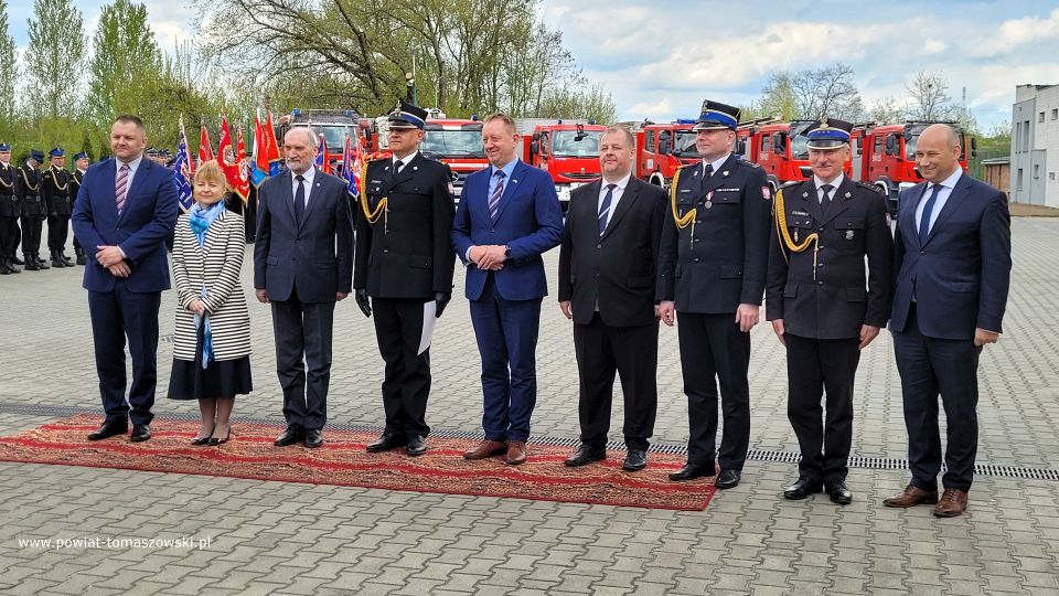 Na zdjęciu: uczestnicy uroczystości z okazji Międzynarodowego Dnia Strażaka, która odbyła się w Komendzie Powiatowej Państwowej Straży Pożarnej w Tomaszowie Mazowieckim 4 maja 2022 roku