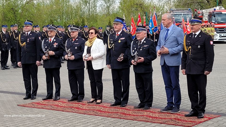 Na zdjęciu: uczestnicy uroczystości z okazji Międzynarodowego Dnia Strażaka, która odbyła się w Komendzie Powiatowej Państwowej Straży Pożarnej w Tomaszowie Mazowieckim 4 maja 2022 roku