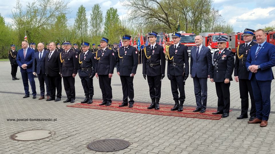 Na zdjęciu: uczestnicy uroczystości z okazji Międzynarodowego Dnia Strażaka, która odbyła się w Komendzie Powiatowej Państwowej Straży Pożarnej w Tomaszowie Mazowieckim 4 maja 2022 roku