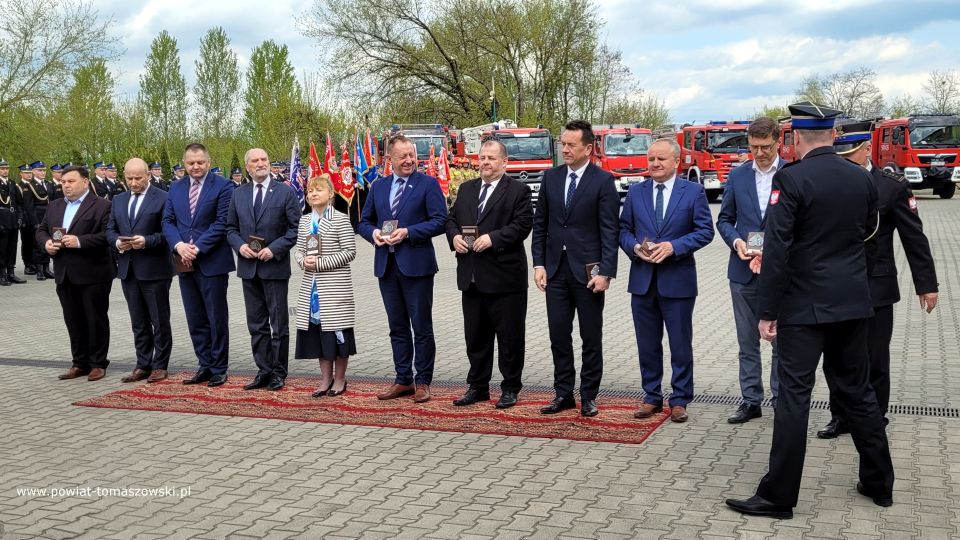 Na zdjęciu: uczestnicy uroczystości z okazji Międzynarodowego Dnia Strażaka, która odbyła się w Komendzie Powiatowej Państwowej Straży Pożarnej w Tomaszowie Mazowieckim 4 maja 2022 roku