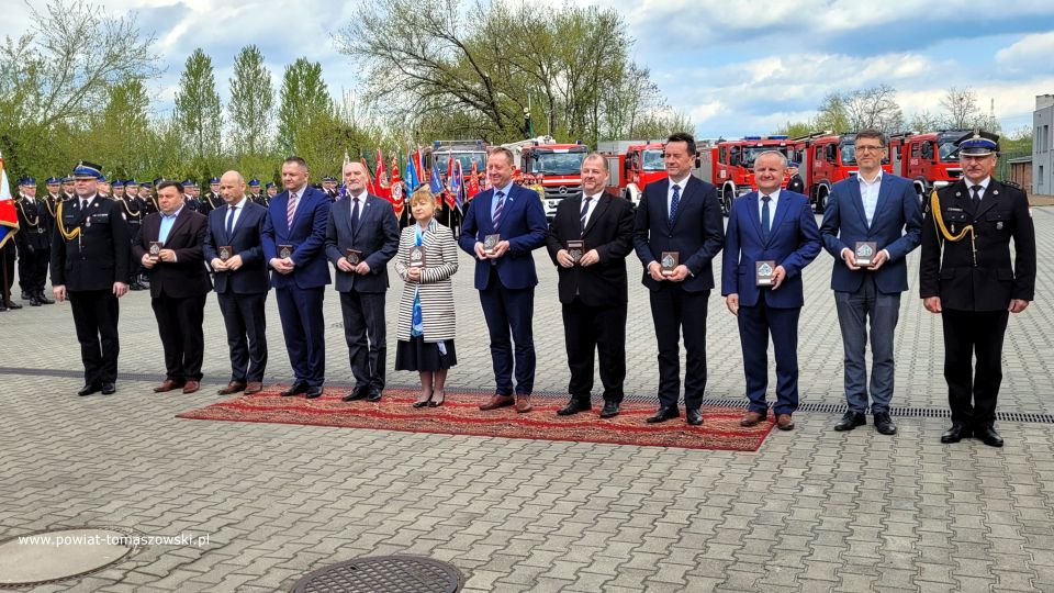 Na zdjęciu: uczestnicy uroczystości z okazji Międzynarodowego Dnia Strażaka, która odbyła się w Komendzie Powiatowej Państwowej Straży Pożarnej w Tomaszowie Mazowieckim 4 maja 2022 roku