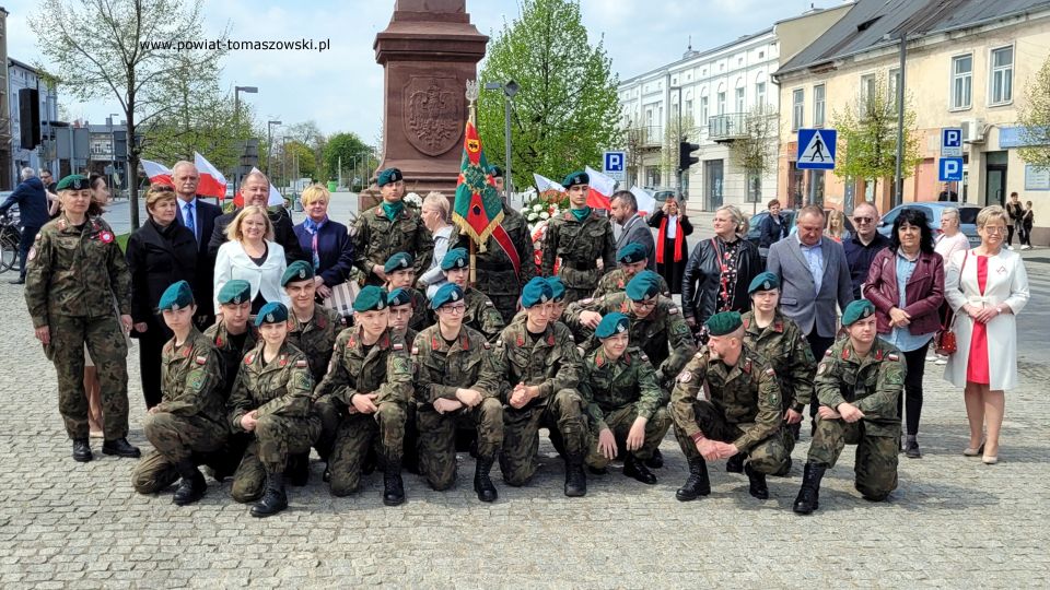 Na zdjęciu: uczestnicy Przyrzeczenia czterech Strzelców z Jednostki Strzeleckiej 1002 z Tomaszowa Mazowieckiego, Które odbyło się we wtorek, 3 maja 2022 roku, pod pomnikiem Tadeusza Kościuszki w Tomaszowie Mazowieckim