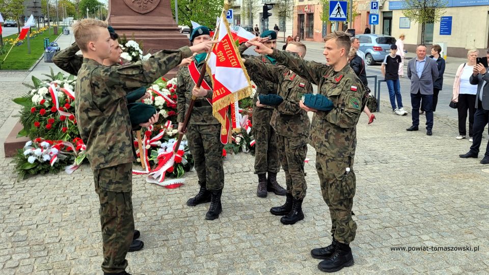 Na zdjęciu: uczestnicy Przyrzeczenia czterech Strzelców z Jednostki Strzeleckiej 1002 z Tomaszowa Mazowieckiego, Które odbyło się we wtorek, 3 maja 2022 roku, pod pomnikiem Tadeusza Kościuszki w Tomaszowie Mazowieckim