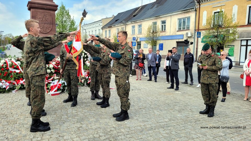 Na zdjęciu: uczestnicy Przyrzeczenia czterech Strzelców z Jednostki Strzeleckiej 1002 z Tomaszowa Mazowieckiego, Które odbyło się we wtorek, 3 maja 2022 roku, pod pomnikiem Tadeusza Kościuszki w Tomaszowie Mazowieckim