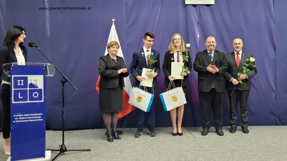 Na zdjęciu: uczestnicy uroczystości wręczenia dyplomów stypendystom Prezesa Rady Ministrów za rok szkolny 2021/2022, która odbyła się w II LO w Tomaszowie Mazowieckim we wtorek 26 kwietnia 2022 roku