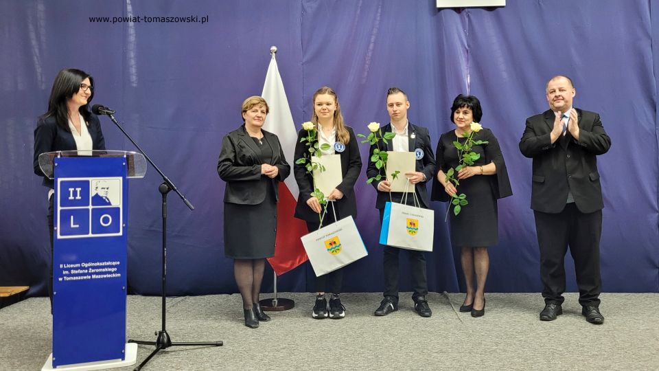 Na zdjęciu: uczestnicy uroczystości wręczenia dyplomów stypendystom Prezesa Rady Ministrów za rok szkolny 2021/2022, która odbyła się w II LO w Tomaszowie Mazowieckim we wtorek 26 kwietnia 2022 roku