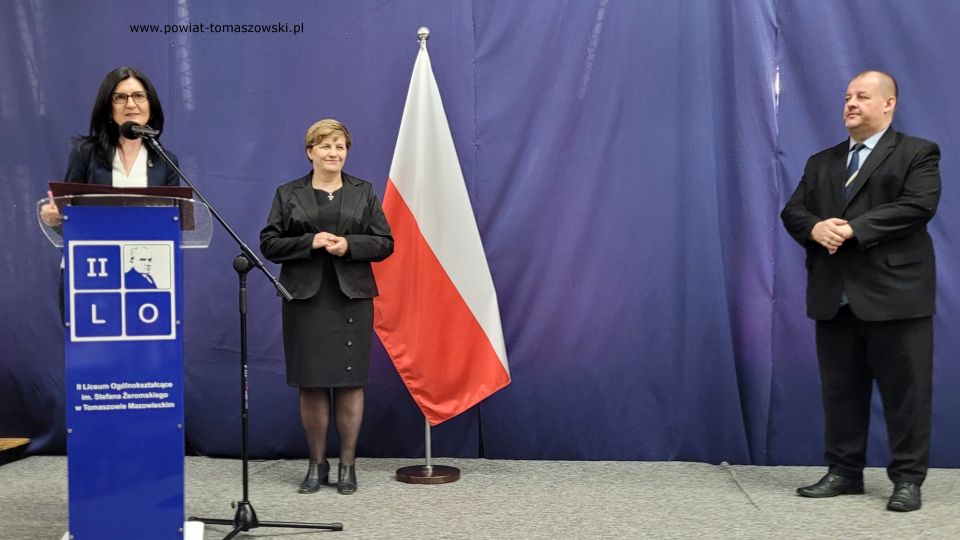 Na zdjęciu: uczestnicy uroczystości wręczenia dyplomów stypendystom Prezesa Rady Ministrów za rok szkolny 2021/2022, która odbyła się w II LO w Tomaszowie Mazowieckim we wtorek 26 kwietnia 2022 roku