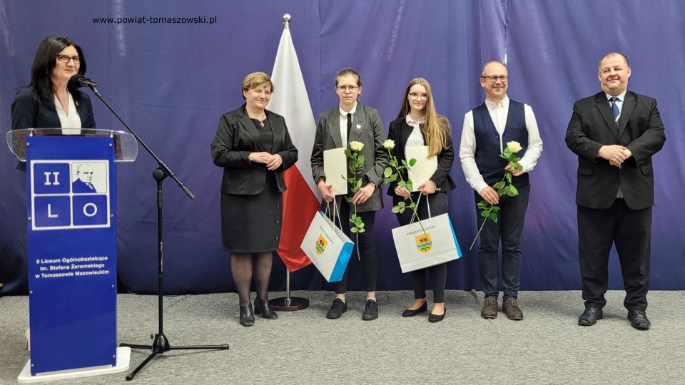 Na zdjęciu: uczestnicy uroczystości wręczenia dyplomów stypendystom Prezesa Rady Ministrów za rok szkolny 2021/2022, która odbyła się w II LO w Tomaszowie Mazowieckim we wtorek 26 kwietnia 2022 roku