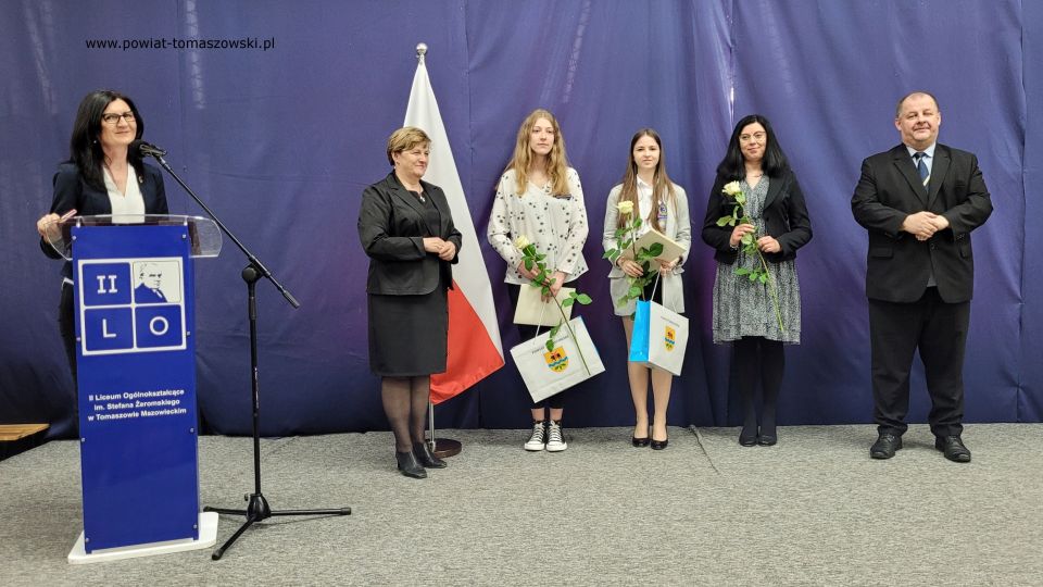 Na zdjęciu: uczestnicy uroczystości wręczenia dyplomów stypendystom Prezesa Rady Ministrów za rok szkolny 2021/2022, która odbyła się w II LO w Tomaszowie Mazowieckim we wtorek 26 kwietnia 2022 roku