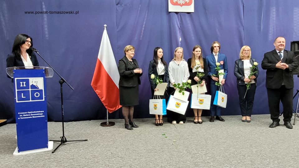 Na zdjęciu: uczestnicy uroczystości wręczenia dyplomów stypendystom Prezesa Rady Ministrów za rok szkolny 2021/2022, która odbyła się w II LO w Tomaszowie Mazowieckim we wtorek 26 kwietnia 2022 roku