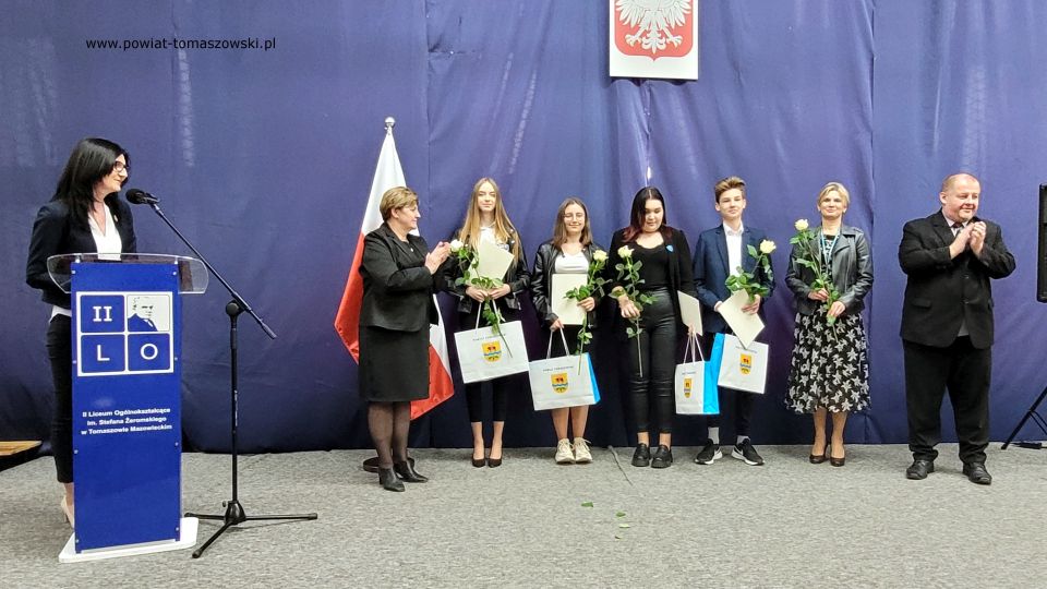 Na zdjęciu: uczestnicy uroczystości wręczenia dyplomów stypendystom Prezesa Rady Ministrów za rok szkolny 2021/2022, która odbyła się w II LO w Tomaszowie Mazowieckim we wtorek 26 kwietnia 2022 roku