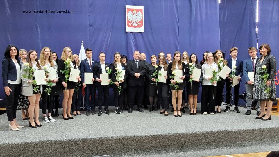 Na zdjęciu: uczestnicy uroczystości wręczenia dyplomów stypendystom Prezesa Rady Ministrów za rok szkolny 2021/2022, która odbyła się w II LO w Tomaszowie Mazowieckim we wtorek 26 kwietnia 2022 roku