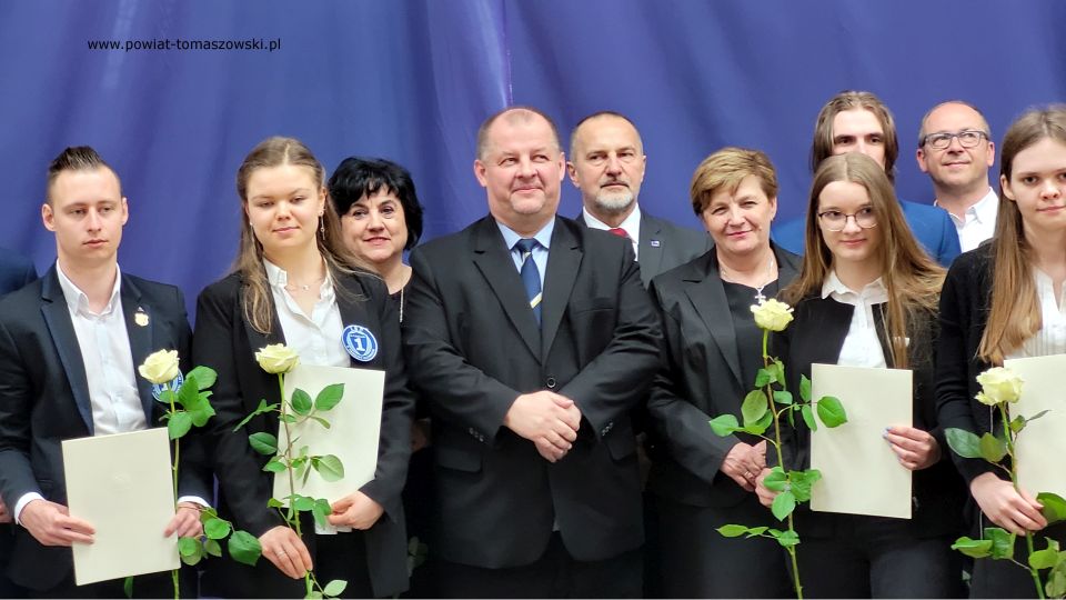 Na zdjęciu: uczestnicy uroczystości wręczenia dyplomów stypendystom Prezesa Rady Ministrów za rok szkolny 2021/2022, która odbyła się w II LO w Tomaszowie Mazowieckim we wtorek 26 kwietnia 2022 roku