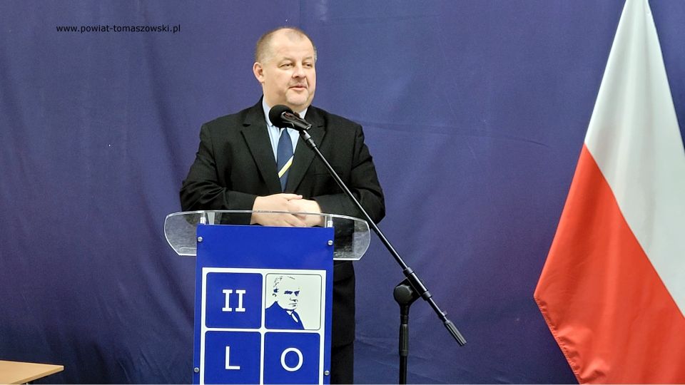 Na zdjęciu: uczestnicy uroczystości wręczenia dyplomów stypendystom Prezesa Rady Ministrów za rok szkolny 2021/2022, która odbyła się w II LO w Tomaszowie Mazowieckim we wtorek 26 kwietnia 2022 roku