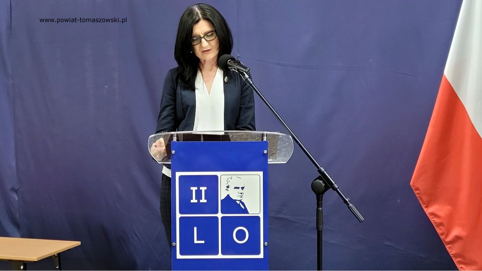 Na zdjęciu: uczestnicy uroczystości wręczenia dyplomów stypendystom Prezesa Rady Ministrów za rok szkolny 2021/2022, która odbyła się w II LO w Tomaszowie Mazowieckim we wtorek 26 kwietnia 2022 roku