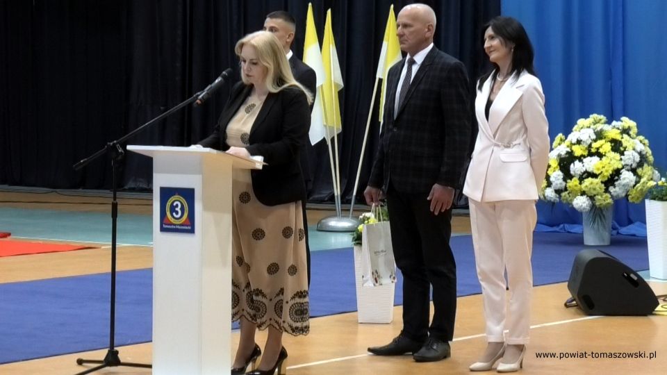 Na zdjęciu: uczestnicy uroczystości nadania sztandaru Zespołowi Szkół Ponadpodstawowych nr 3 im. Jana Pawła II w Tomaszowie Mazowieckim w 102. rocznicę urodzin Jana Pawła II, która odbyła się w środę, 18 maja 2022 roku 