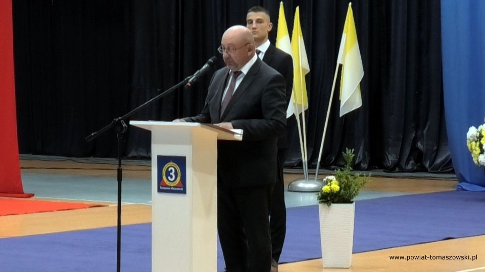 Na zdjęciu: uczestnicy uroczystości nadania sztandaru Zespołowi Szkół Ponadpodstawowych nr 3 im. Jana Pawła II w Tomaszowie Mazowieckim w 102. rocznicę urodzin Jana Pawła II, która odbyła się w środę, 18 maja 2022 roku 