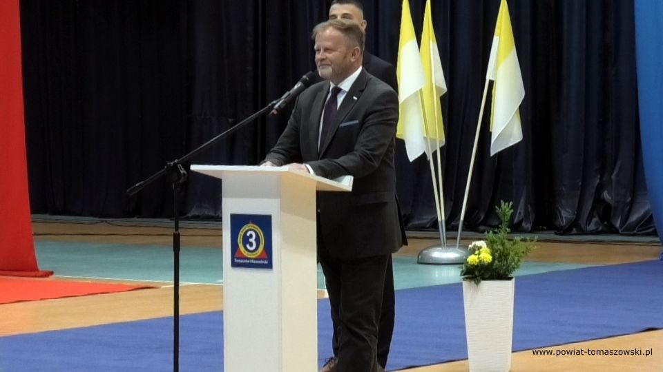 Na zdjęciu: uczestnicy uroczystości nadania sztandaru Zespołowi Szkół Ponadpodstawowych nr 3 im. Jana Pawła II w Tomaszowie Mazowieckim w 102. rocznicę urodzin Jana Pawła II, która odbyła się w środę, 18 maja 2022 roku 