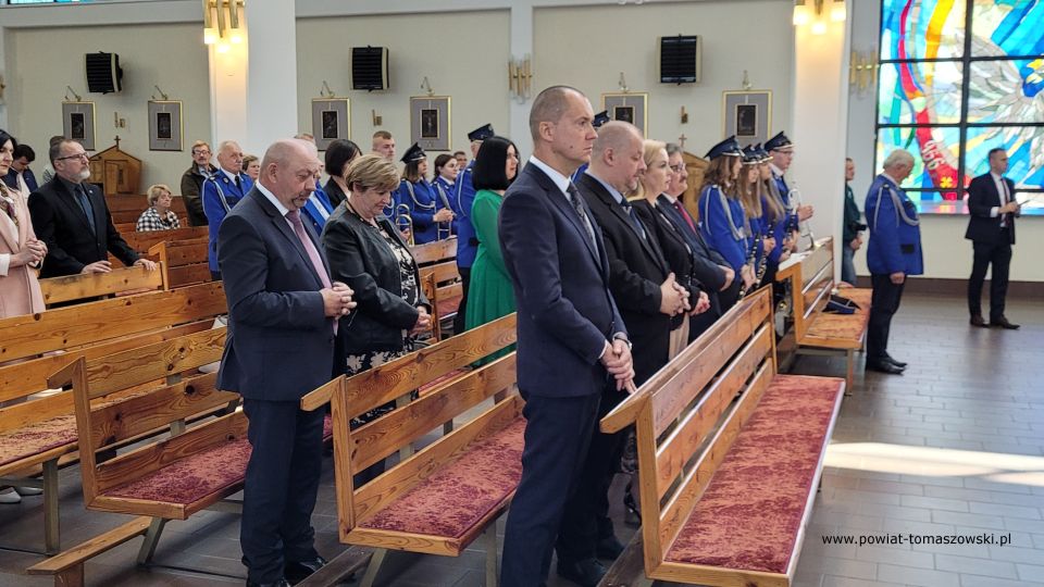 Na zdjęciu: uczestnicy uroczystości nadania sztandaru Zespołowi Szkół Ponadpodstawowych nr 3 im. Jana Pawła II w Tomaszowie Mazowieckim w 102. rocznicę urodzin Jana Pawła II, która odbyła się w środę, 18 maja 2022 roku 