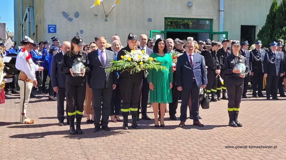 Na zdjęciu: uczestnicy uroczystości nadania sztandaru Zespołowi Szkół Ponadpodstawowych nr 3 im. Jana Pawła II w Tomaszowie Mazowieckim w 102. rocznicę urodzin Jana Pawła II, która odbyła się w środę, 18 maja 2022 roku 