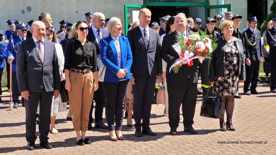 Na zdjęciu: uczestnicy uroczystości nadania sztandaru Zespołowi Szkół Ponadpodstawowych nr 3 im. Jana Pawła II w Tomaszowie Mazowieckim w 102. rocznicę urodzin Jana Pawła II, która odbyła się w środę, 18 maja 2022 roku 