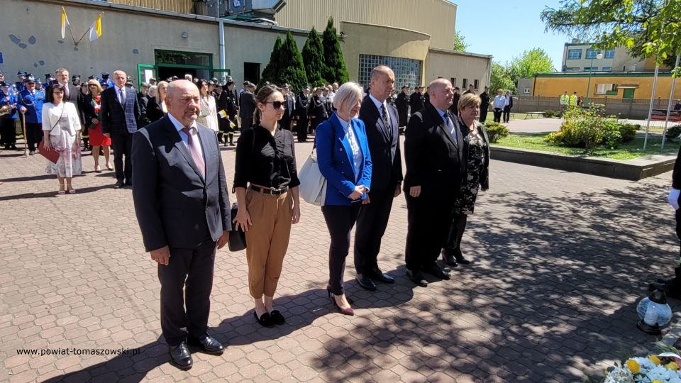 Na zdjęciu: uczestnicy uroczystości nadania sztandaru Zespołowi Szkół Ponadpodstawowych nr 3 im. Jana Pawła II w Tomaszowie Mazowieckim w 102. rocznicę urodzin Jana Pawła II, która odbyła się w środę, 18 maja 2022 roku 
