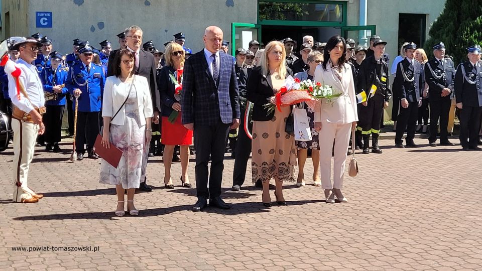 Na zdjęciu: uczestnicy uroczystości nadania sztandaru Zespołowi Szkół Ponadpodstawowych nr 3 im. Jana Pawła II w Tomaszowie Mazowieckim w 102. rocznicę urodzin Jana Pawła II, która odbyła się w środę, 18 maja 2022 roku 
