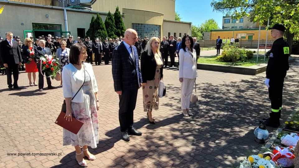 Na zdjęciu: uczestnicy uroczystości nadania sztandaru Zespołowi Szkół Ponadpodstawowych nr 3 im. Jana Pawła II w Tomaszowie Mazowieckim w 102. rocznicę urodzin Jana Pawła II, która odbyła się w środę, 18 maja 2022 roku 